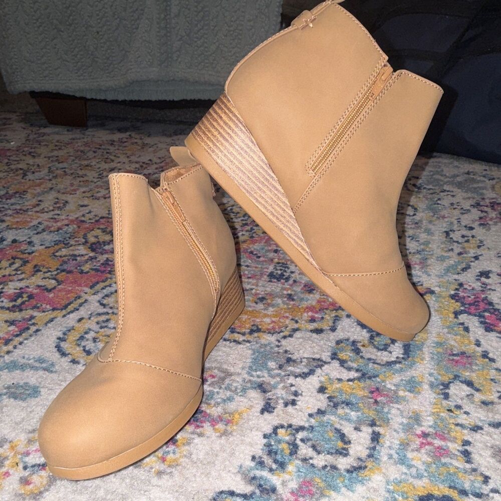 TOMS Teens Ankle Bootie Tan Synthetic Wedge Side Zip Round Toe YOUTH SIZE 6